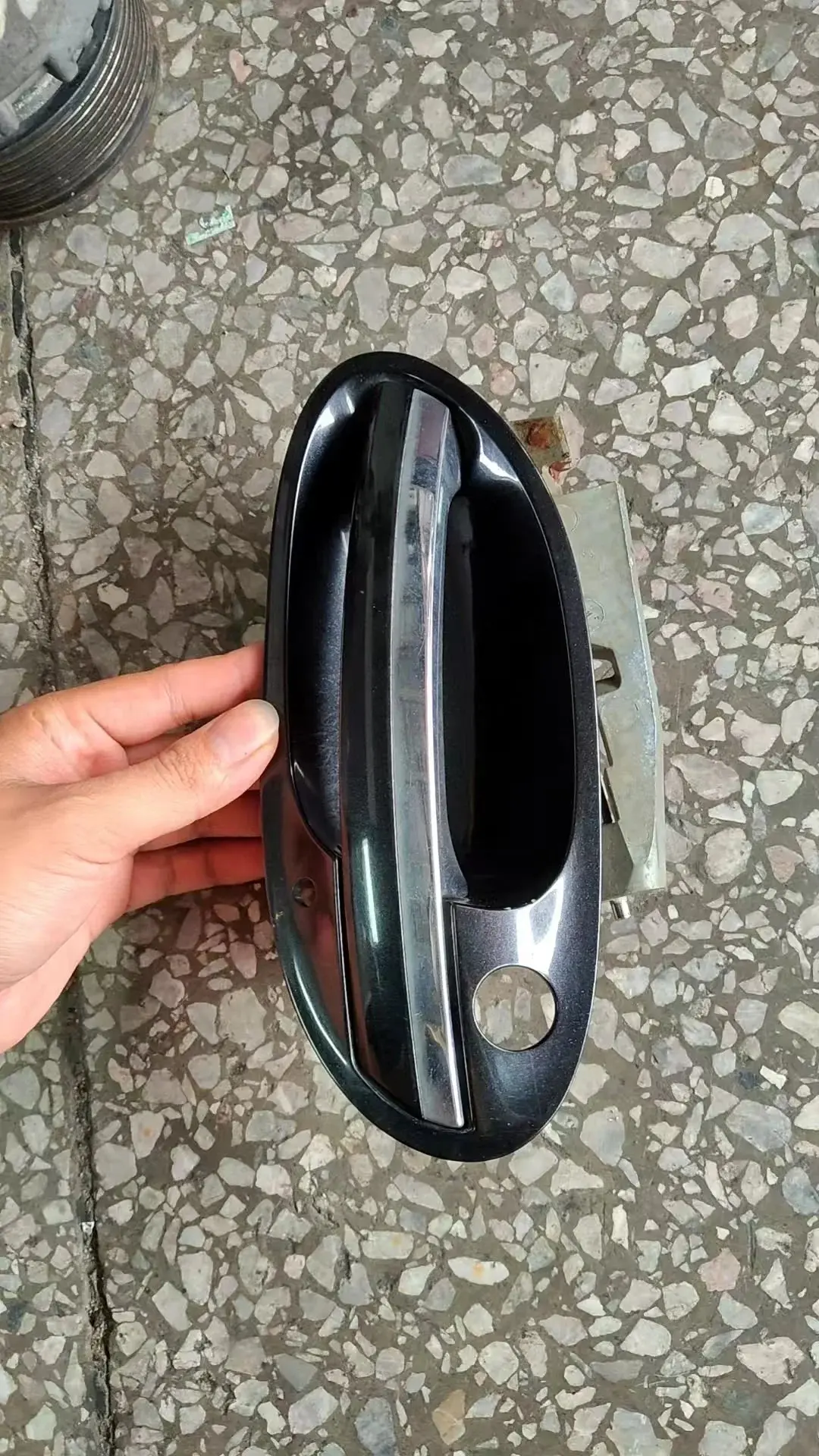 Pre-Owned 51217191905 Door Handle Outside With Comfort Access Sys, Front Left 1