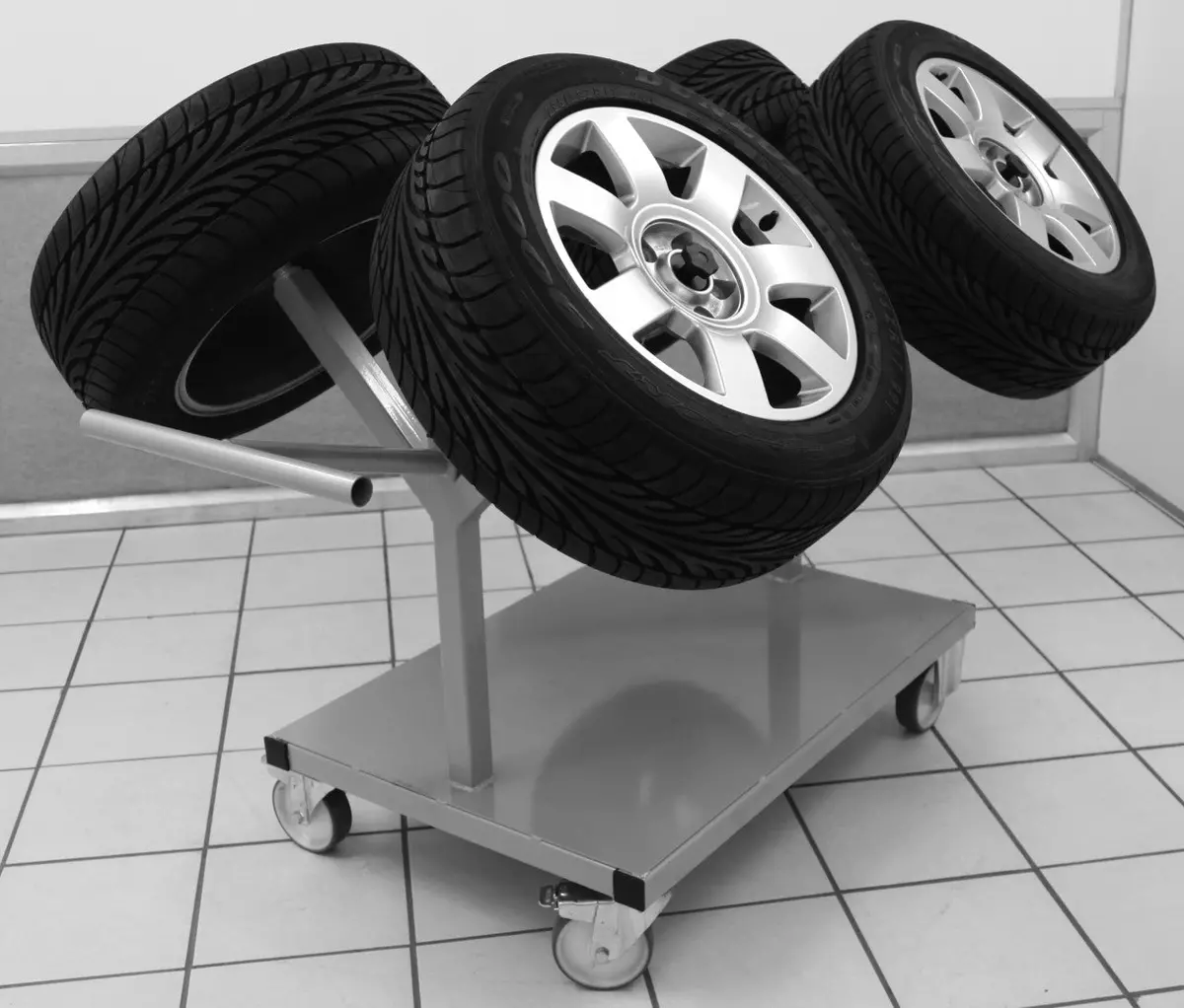 Morelli Group Four Wheel Prep And Paint Stand 1