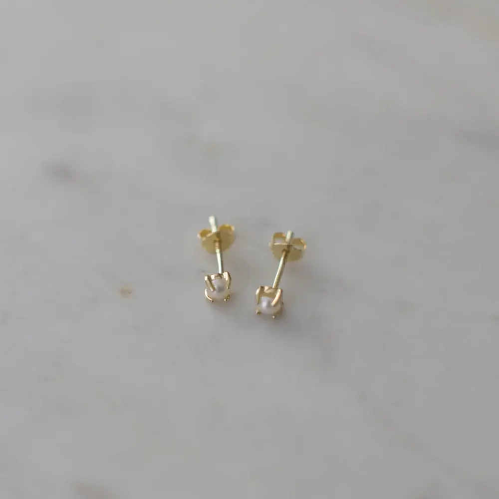 Sophie - Mini Pearl Studs - Gold 1
